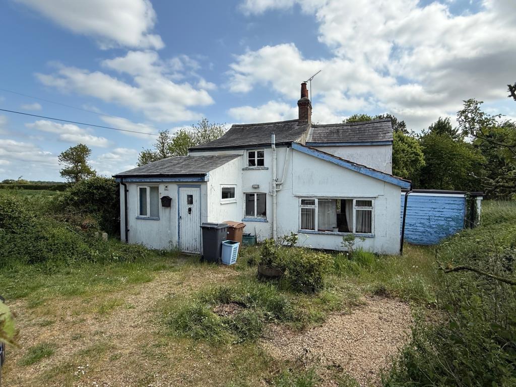 Lot: 120 - DETACHED COTTAGE IN MID-ESSEX VILLAGE LOCATION WITH POTENTIAL - Front elevation, driveway and garage